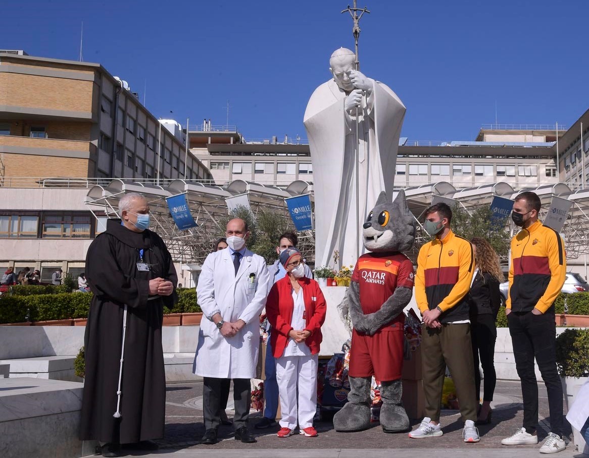 I calciatori della AS Roma portano doni per Pasqua ai bambini ricoverati -  Policlinico Universitario A. Gemelli IRCCS